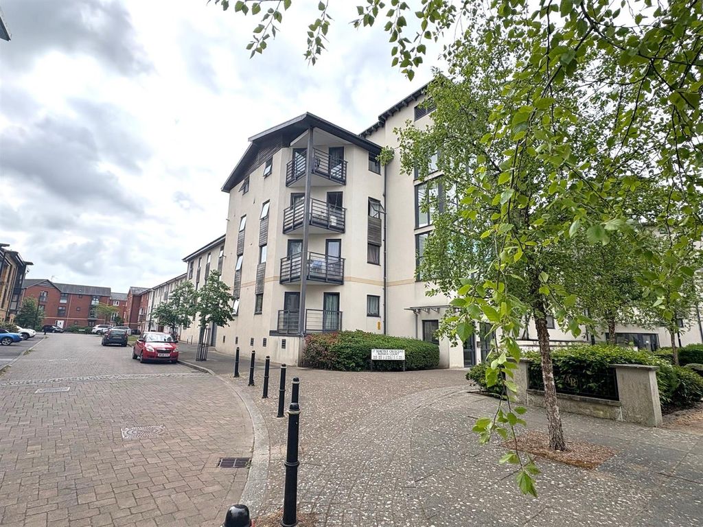 2 bed flat for saleRowan Court, Old Town SN1