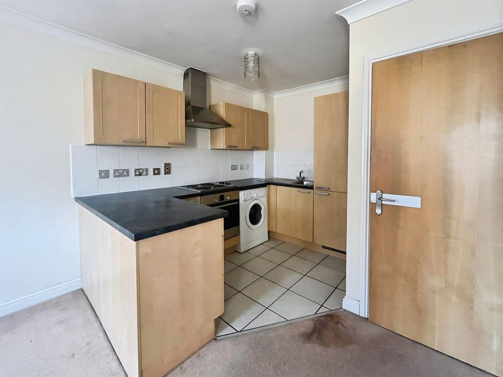 2 bed flat for saleMarbeck Close, Swindon SN25 photo 2