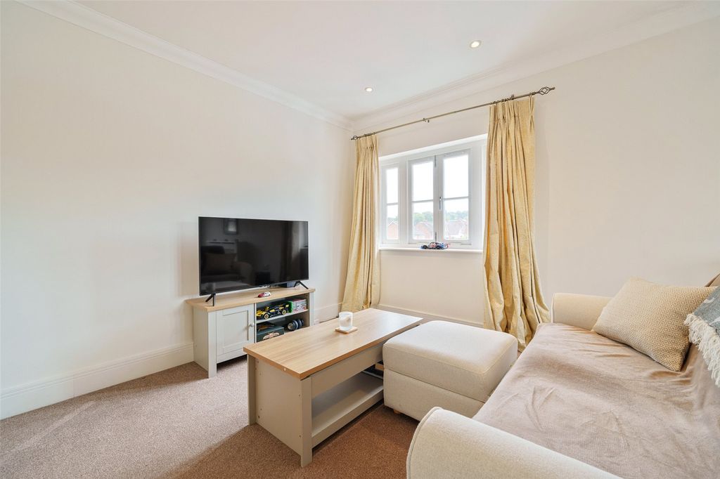 Additional image 4 of 2 bed flat for saleCambridge Road, Crowthorne, Berkshire RG45
