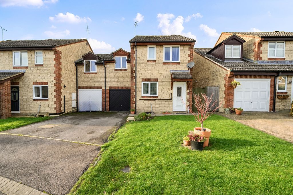 3 bed detached house for saleMiddle Ground, Cricklade, Swindon SN6 photo 2
