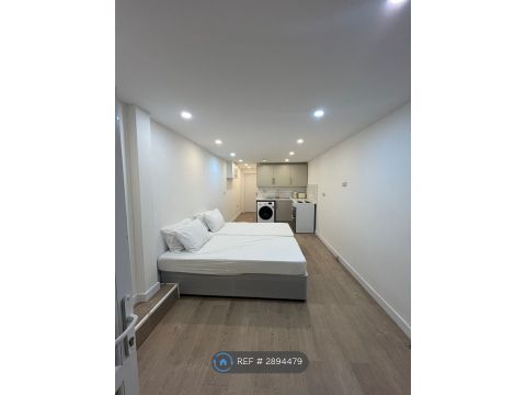 Lonsdale Crescent, Ilford IG2, Studio to rent