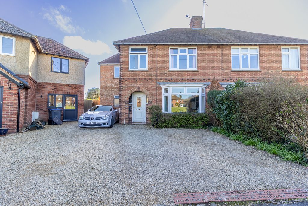 4 bed semi-detached house for saleEastleigh Close, Devizes SN10