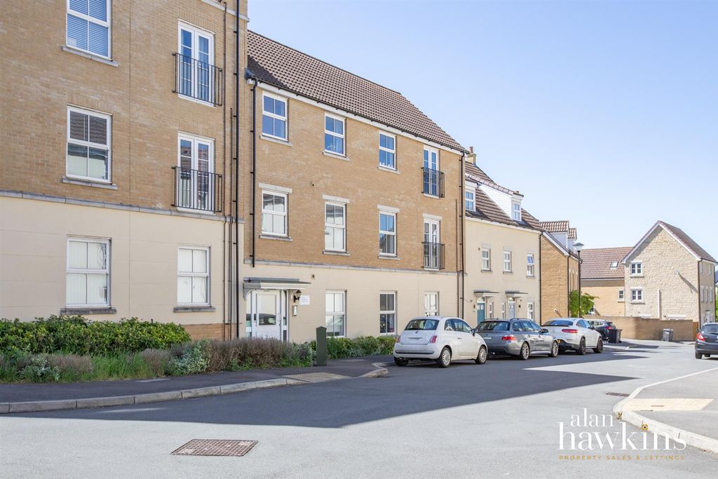 2 bed flat for saleTruscott Avenue, Swindon SN25