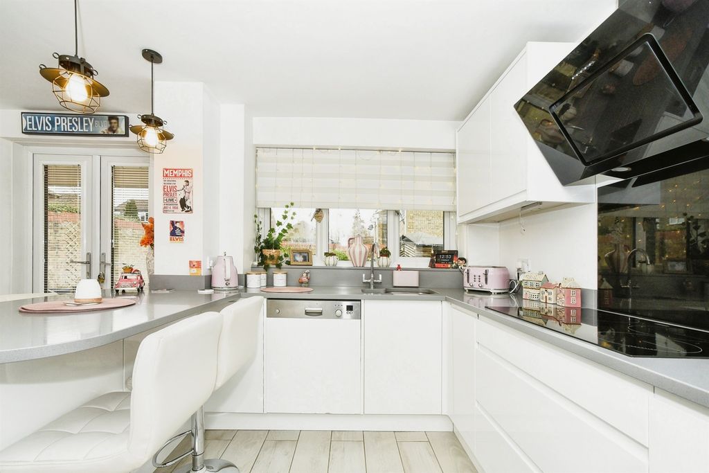5 bed detached house for saleSevenfields, Highworth, Swindon SN6 photo 2