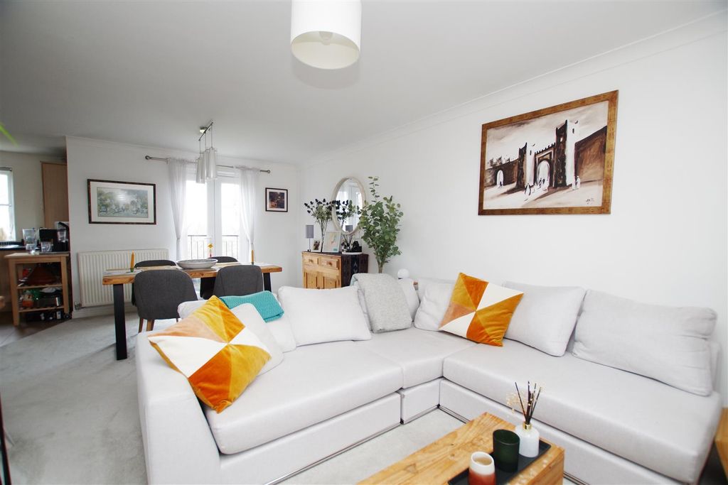 2 bed flat for saleCassini Drive, Oakhurst, Swindon SN25 photo 3