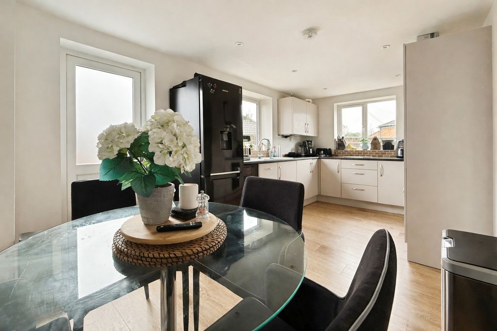 3 bed semi-detached house for saleErmin Street, Swindon, 4 SN3