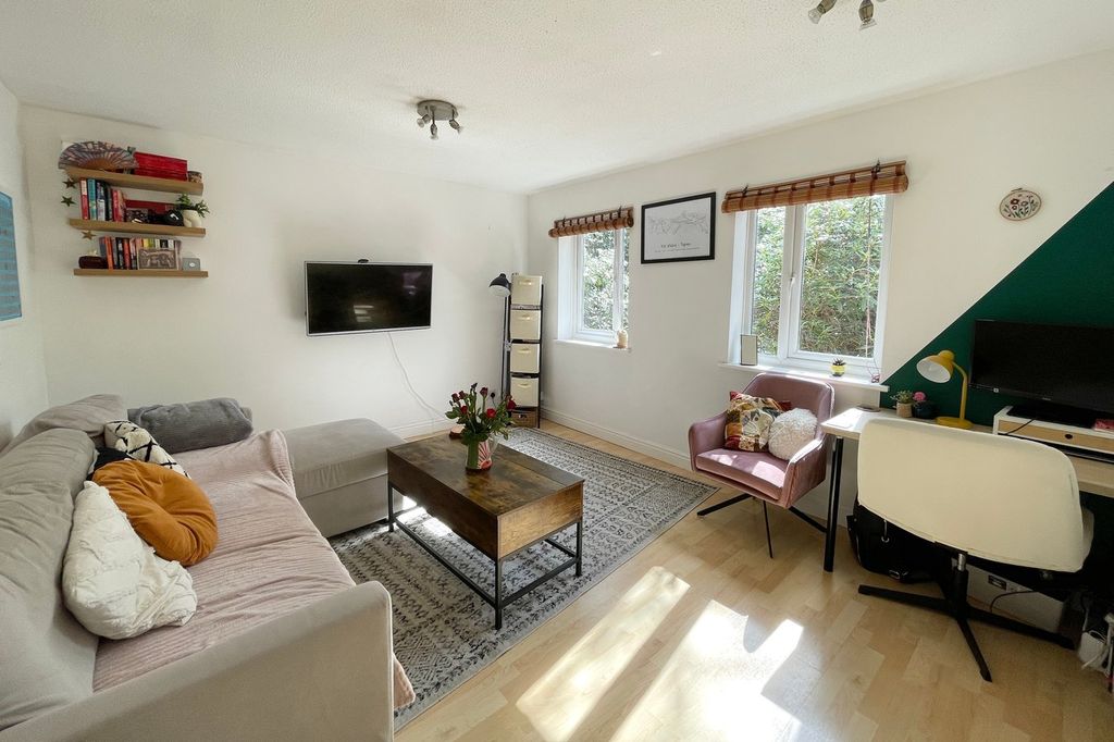 Additional image 2 of 1 bed flat for saleWoodlands Court, Owlsmoor, Sandhurst GU47