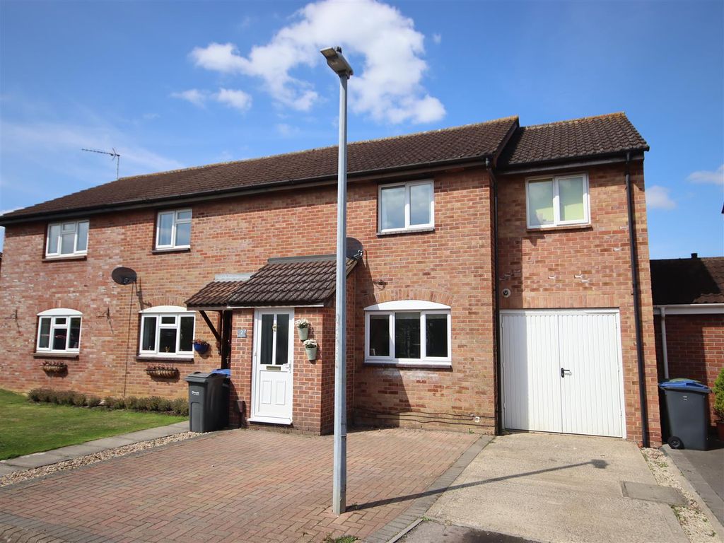 4 bed semi-detached house for saleHolland Close, Chippenham SN15