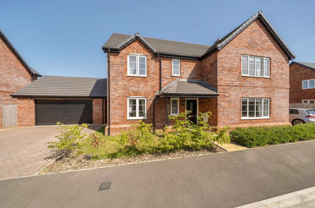 4 bed detached house for saleHorseshoe Square, Blunsdon, Swindon SN26