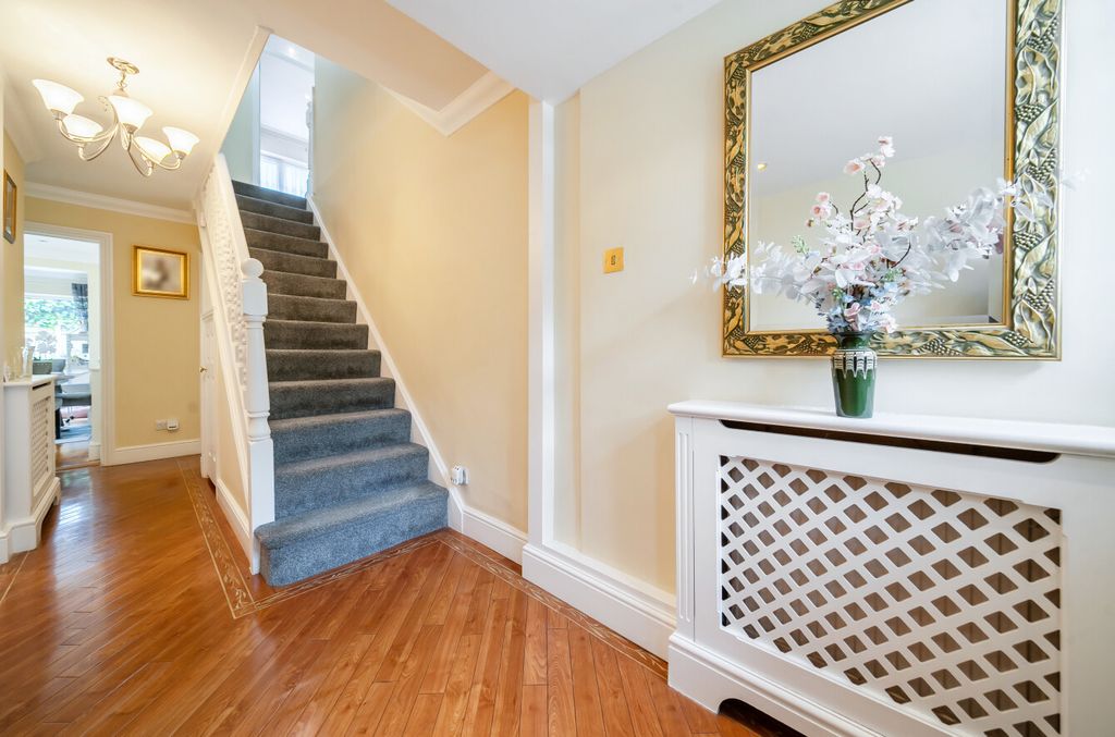 4 bed detached house for saleStaplehurst, Bracknell, Berkshire RG12 photo 5