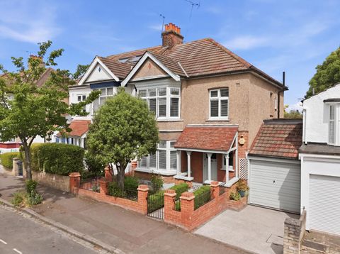 Reydon Avenue, Wanstead E11