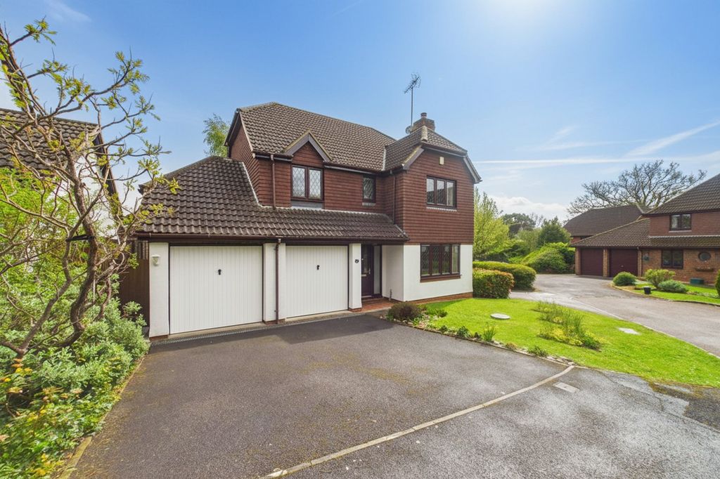 5 bed detached house for salePoyle Gardens, Bracknell, Berkshire RG12