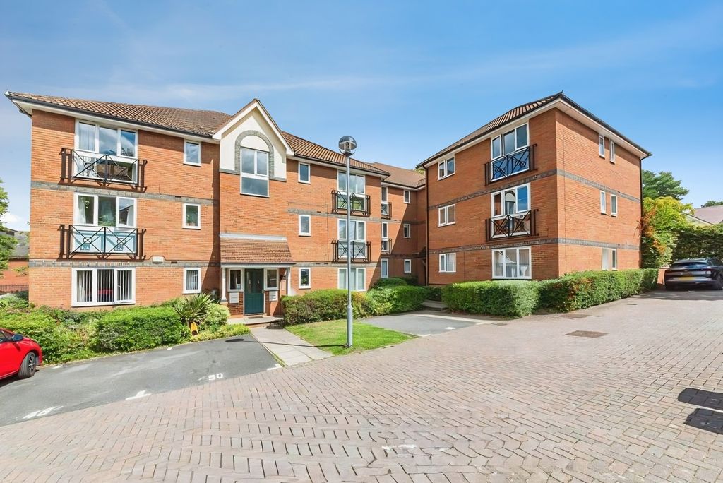 2 bed flat for saleShaw Park, Crowthorne, Berkshire RG45