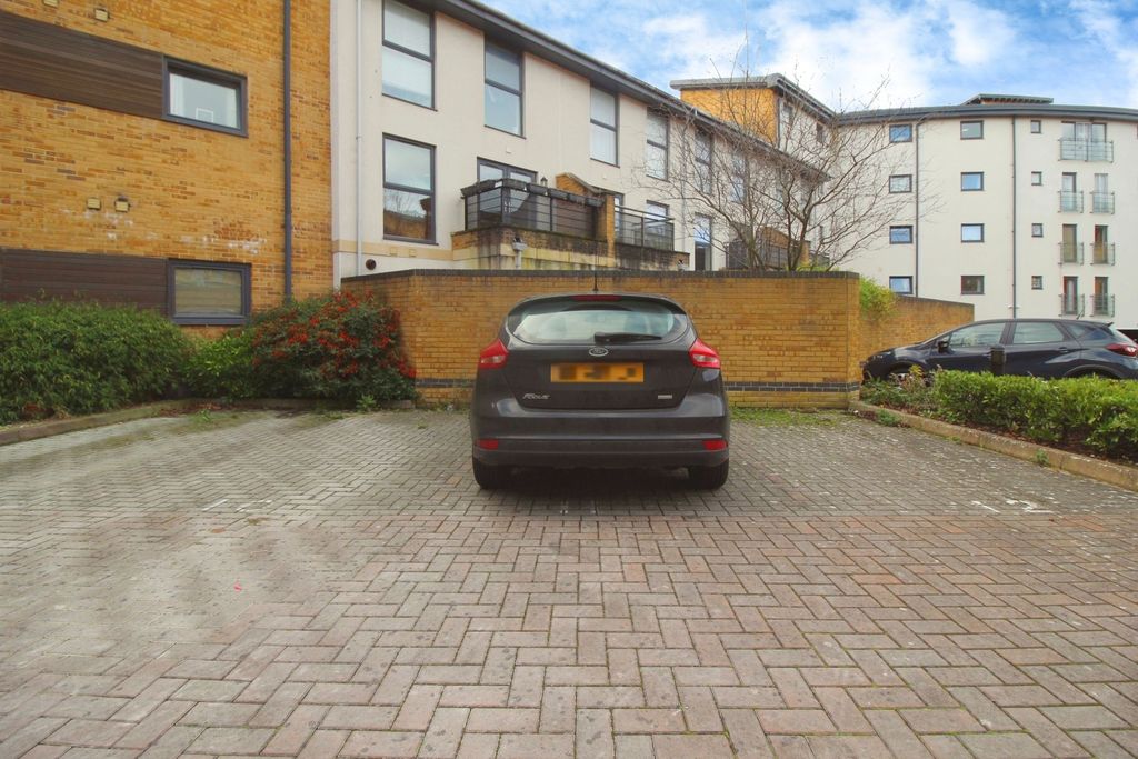 Additional image 8 of 2 bed flat for salePasteur Drive, Swindon SN1