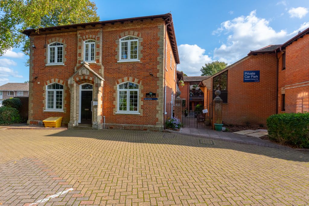 2 bed flat for saleBroom Way, Blackwater, Camberley GU17