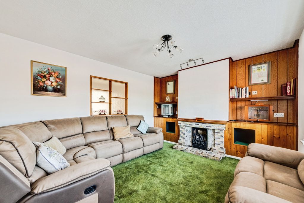 Additional image 2 of 6 bed semi-detached house for saleThames Avenue, Swindon SN25