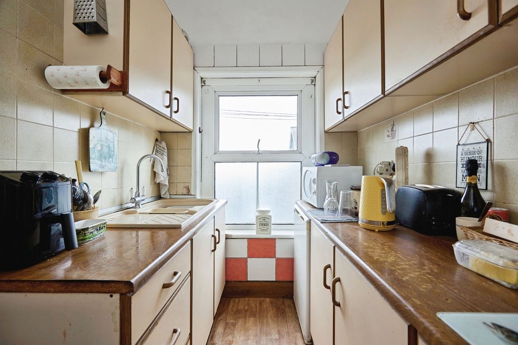 Additional image 3 of 1 bed flat for saleVictoria Street, Shaftesbury SP7