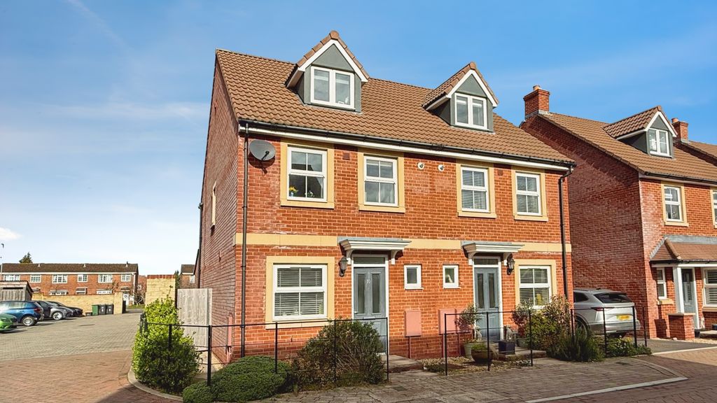 3 bed semi-detached house for saleDilton Close, Trowbridge BA14
