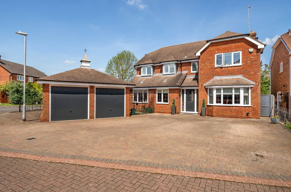 5 bed detached house for saleNewmeadow Copse, Peatmoor, Swindon SN5