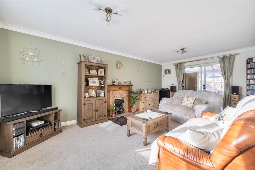 4 bed detached house for saleMillennium Close, Devizes SN10 photo 4
