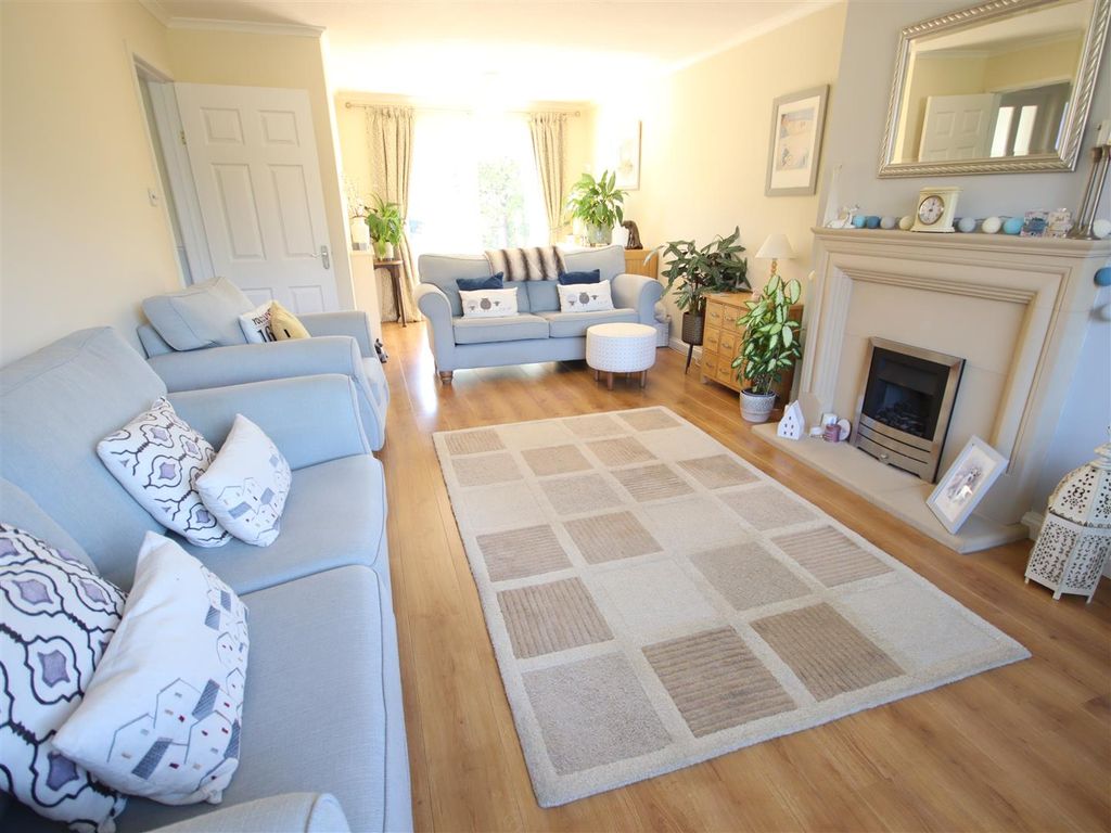 4 bed detached house for saleLansdowne Crescent, Derry Hill SN11 photo 3