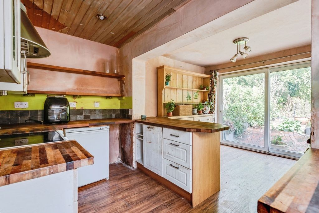 Additional image 4 of 4 bed semi-detached house for saleKingshill Road, Swindon, Wiltshire SN1