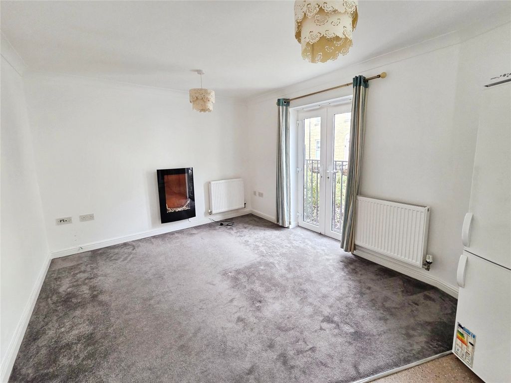 1 bed flat for saleSmart Close, Swindon SN25 photo 4