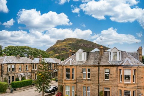 Marchhall Crescent, Prestonfield, Edinburgh EH16