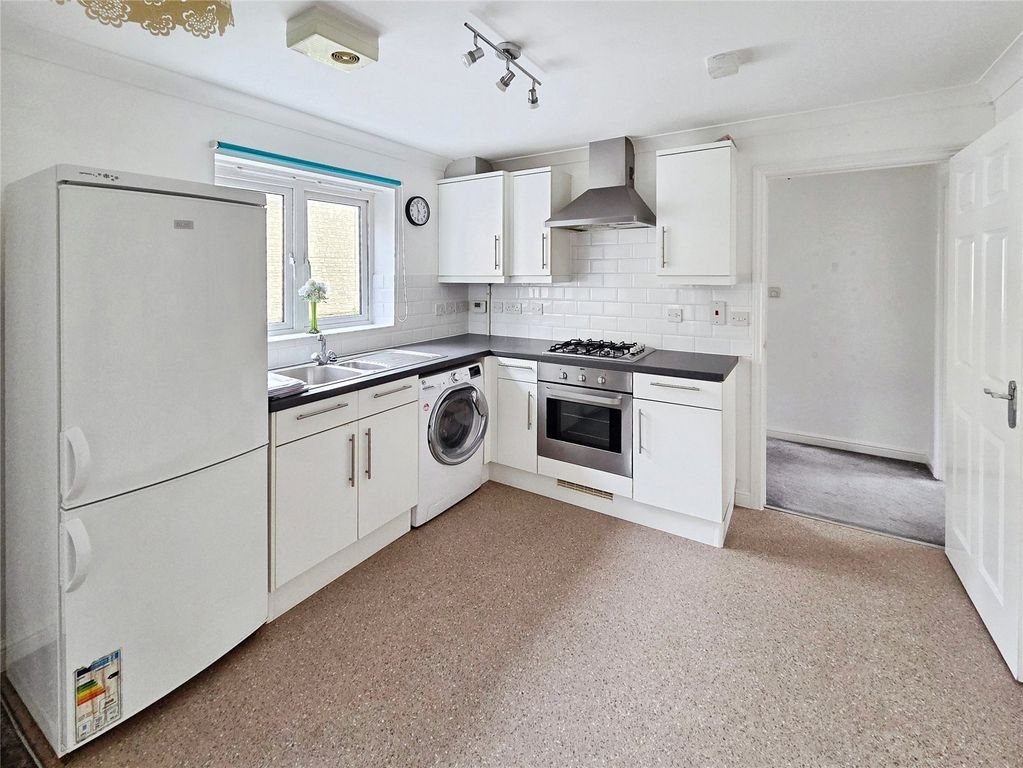 1 bed flat for saleSmart Close, Swindon SN25 photo 2