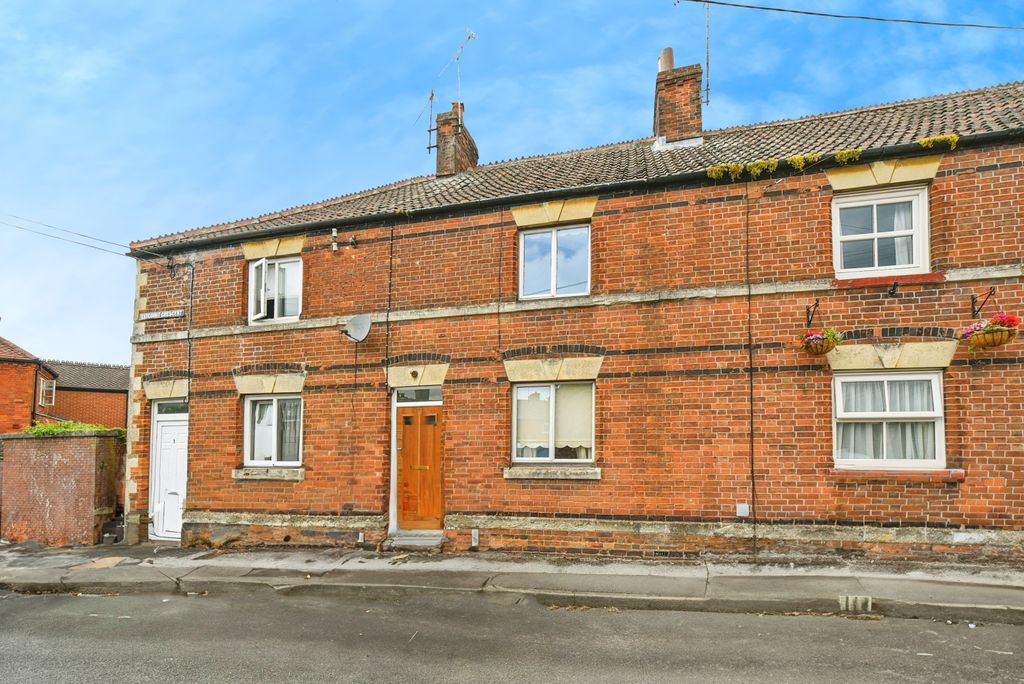 2 bed terraced house for saleEstcourt Crescent, Devizes SN10
