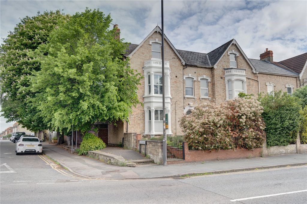 5 bed end terrace house for saleBath Road, Old Town, Swindon, Wiltshire SN1