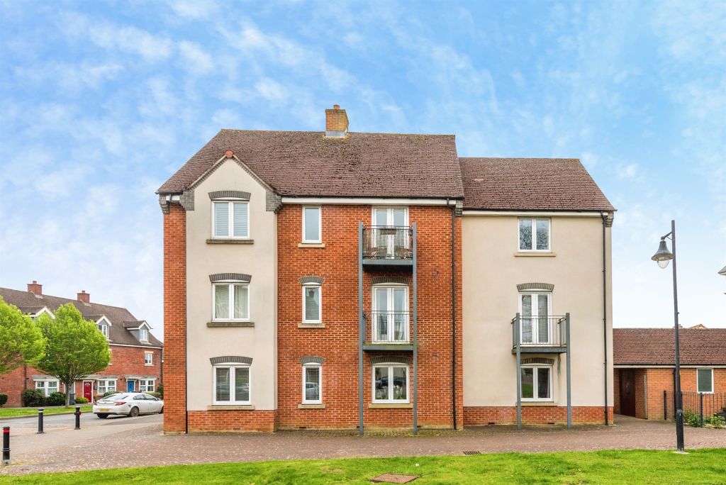 2 bed flat for salePiernik Close, Swindon SN25