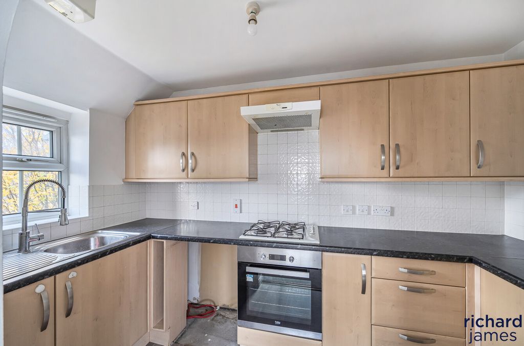 2 bed flat for saleRodbourne, Swindon SN2 photo 2
