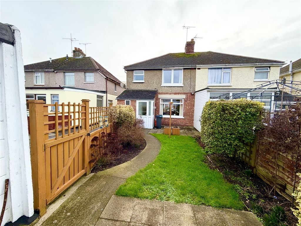 3 bed semi-detached house for saleScarborough Road, Swindon SN2
