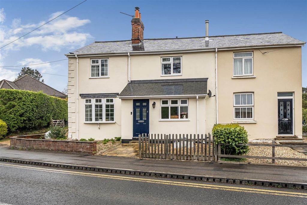 2 bed terraced house for saleHigh Street, Sandhurst, Berkshire GU47