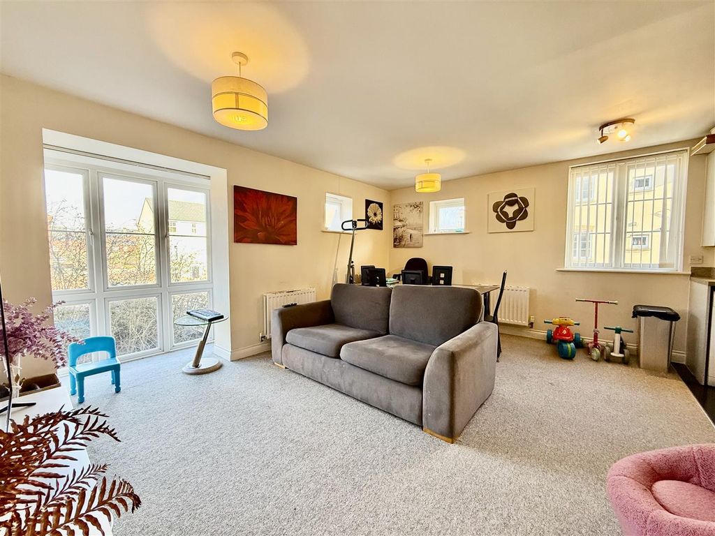 2 bed flat for saleDydale Road, Swindon SN25 photo 2