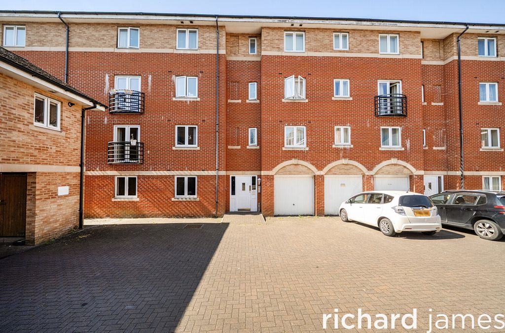 2 bed flat for saleSaltash Road, Rodbourne, Swindon SN2
