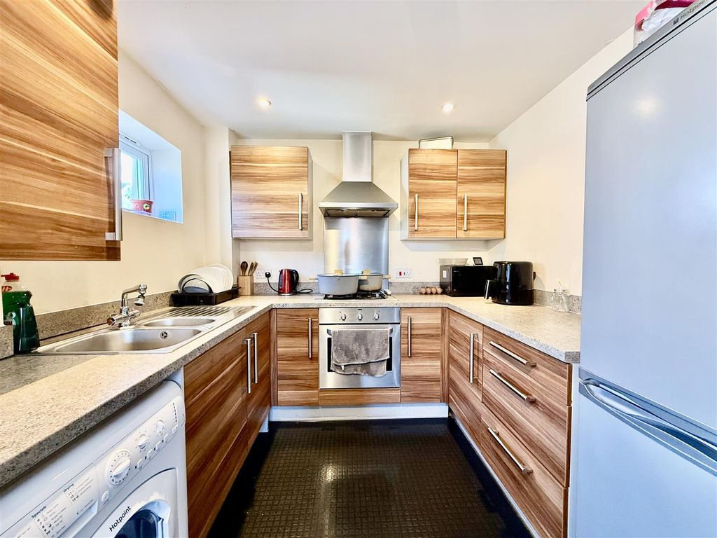 2 bed flat for saleDydale Road, Swindon SN25 photo 3