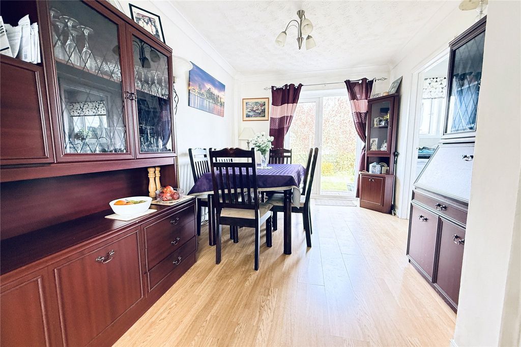 3 bed detached house for saleStaplehurst, Bracknell, Berkshire RG12 photo 5