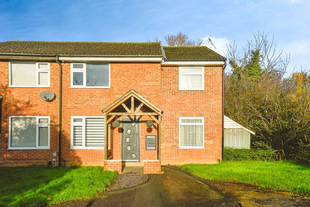4 bed semi-detached house for saleBasingstoke Close, Swindon SN5
