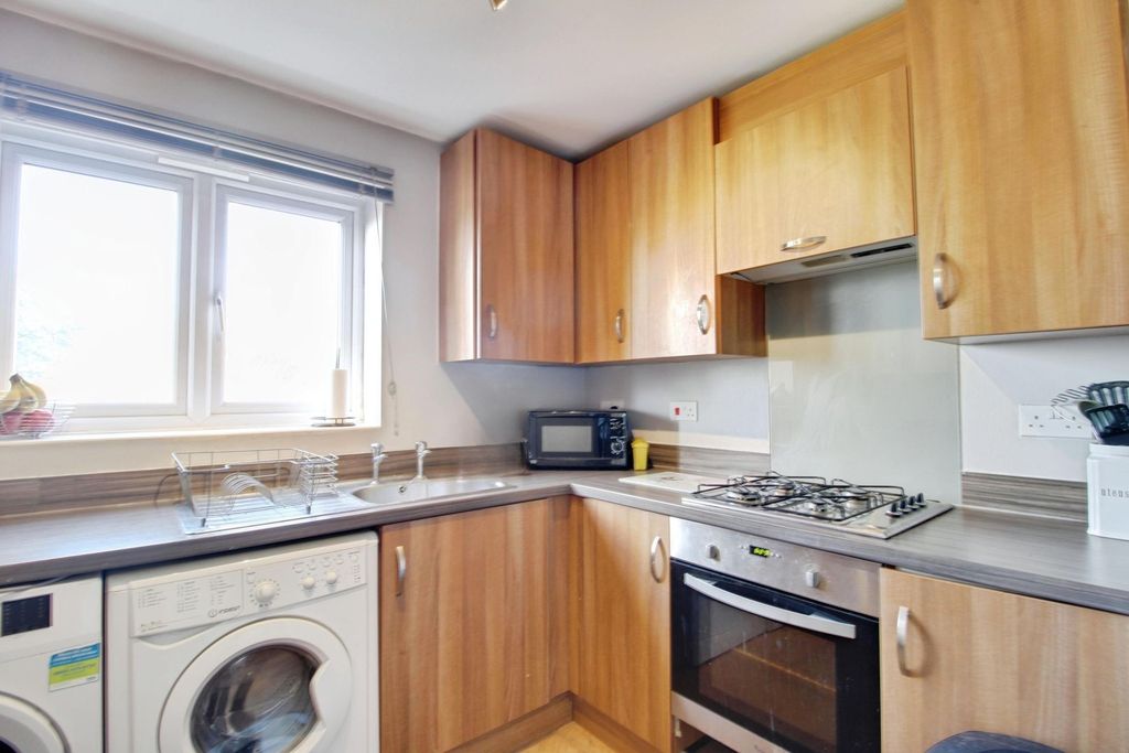 2 bed flat for saleBates Way, Moredon SN2 photo 3