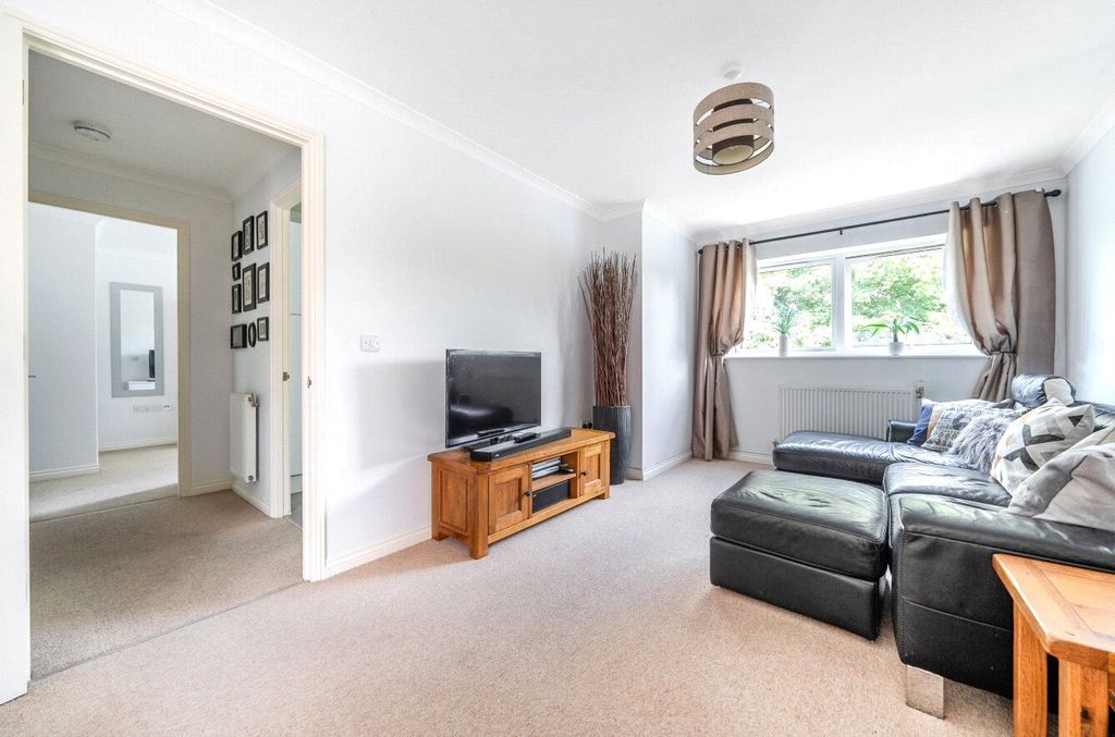 1 bed flat for saleDavy Place, Bracknell, Berkshire RG12 photo 2
