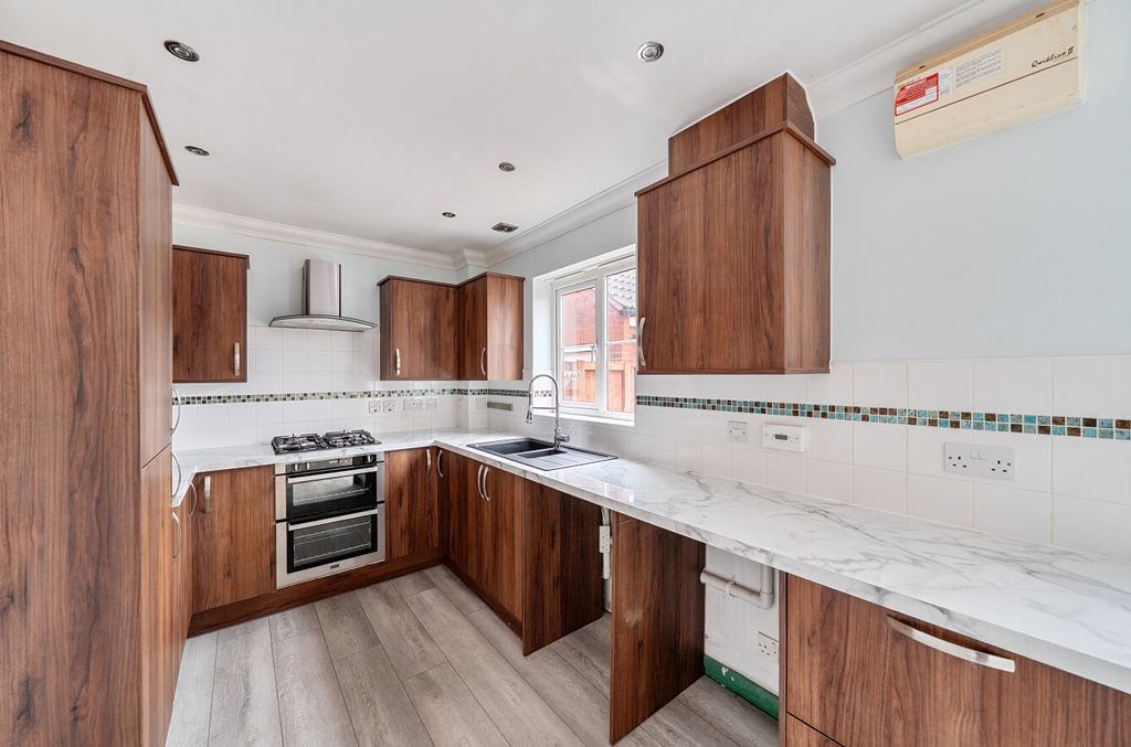 Additional image 4 of 5 bed terraced house for saleZakopane Road, Swindon, Wiltshire SN25
