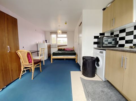 Kings Avenue, Hounslow TW3, Studio to rent