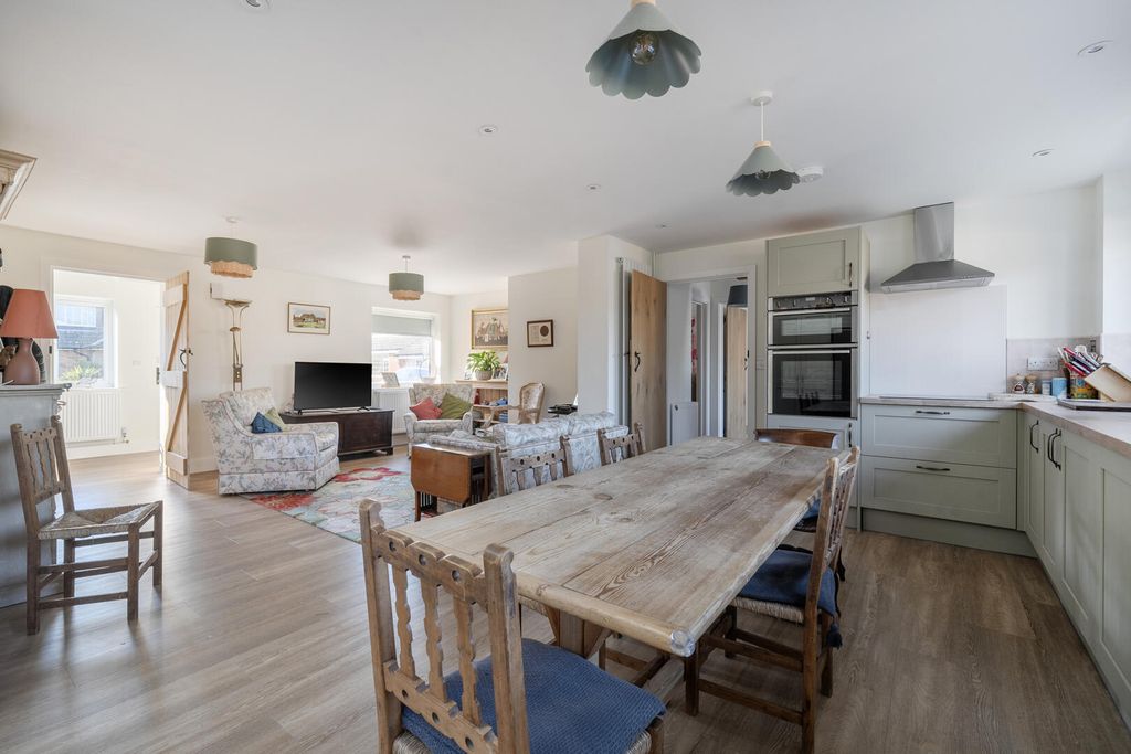 3 bed detached house for saleManor Close, Urchfont, Devizes SN10 photo 3