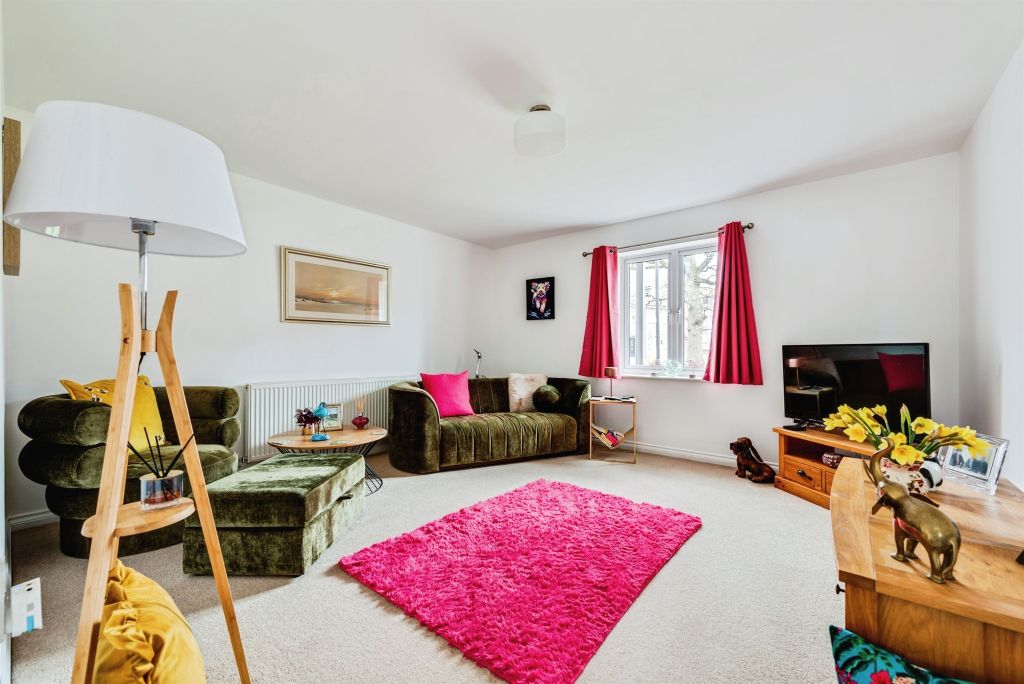 2 bed flat for salePiernik Close, Swindon SN25 photo 3