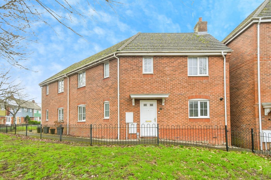 3 bed semi-detached house for saleEndeavour Road, Swindon SN3
