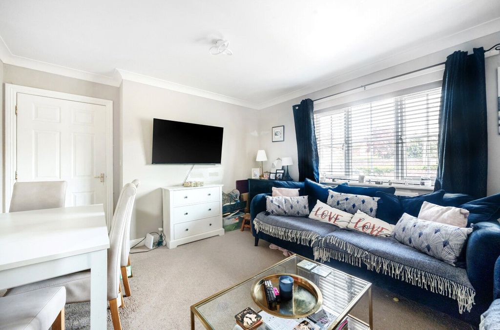 Additional image 2 of 2 bed flat for saleRoebuck Estate, Binfield, Bracknell, Berkshire RG42