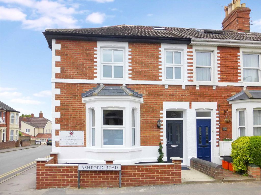 6 bed end terrace house for saleAshford Road, Old Town, Wiltshire SN1