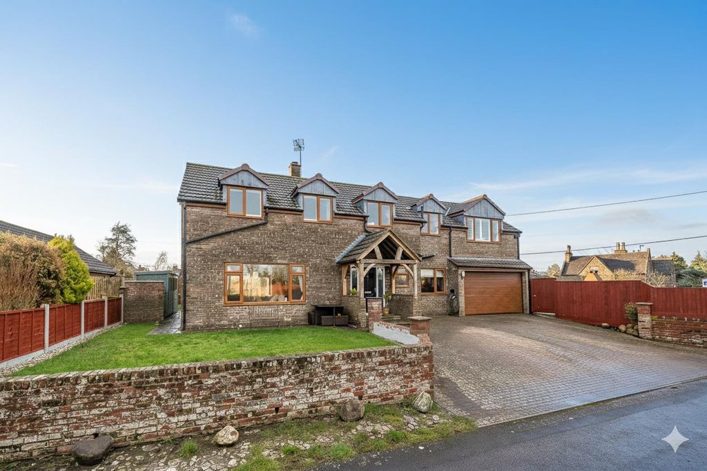 5 bed detached house for saleThe Close, Hilmarton, Calne SN11